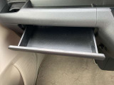 ダッシュボード助手席側上部にインストアッパーボックスがあり、収納に便利です。