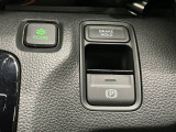 燃費の向上に有効なECONスイッチ、わずかな力で簡単に操作出来る電動パーキングブレーキ、信号待ちや渋滞時などブレーキを踏み続ける場合に比べて足腰の疲労が軽減されるオートブレーキホールド付きです!