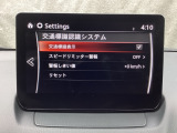 TSRは、走行中にフォワードセンシングカメラまたはナビゲーションシステムが認識した交通標識を、ADDおよびメーターに表示することで、交通標識の見落とし防止を図り、安全運転を支援するシステムです。