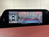 360&deg;ビューモニターは真上から見下ろした様に車の周囲を表示することで、駐車時の安全性と利便性を高めます。