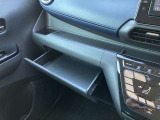 運転席前方にも小物入れがありとっても便利です♪