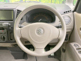 インテリアに合わせたデザインのステアリングは、運転される方のことも考え、運転しやすい形状、大きさです。是非一度、実際に触ってお確かめください。