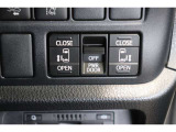 スライドドアの開閉は、ドアハンドルはもちろん運転席からのスイッチ操作でも可能です。お子様の送迎時の乗り降りも一段と楽になります。