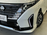 前方や対向車部分だけ切り分けてハイビームになるアダプティブLEDヘッドライトです。