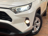 【LEDヘッドライト】悪天候や夜間走行時も良好な視界を確保し安心して運転できる高輝度LEDヘッドライトを装備!点灯速度が早く、消費電力も抑えられています。
