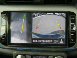 ギアを『R』に入れた後、カメラボタンを押すと、運転席から見えない左側面をナビ画面にうつしてくれるので、幅寄せや縦列駐車がし易くなります。