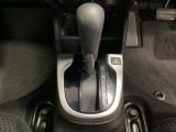 CVT車のセレクトレバーです。低速から高速まで、変速ショックのないスムーズな走りを実現するとともに、エンジン効率のよい領域を維持することで燃費にも貢献します。