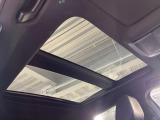 【パノラマルーフ】大型のガラスルーフ搭載で車内の解放感が一気にアップ!開放的なドライブをお楽しみいただけます。