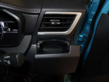 prevnextドリンクホルダーは、運転中でも手を伸ばしやすい位置に配置されていて、ペットボトルや缶をしっかり安定して固定してくれます。