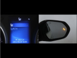 隣車線を走る車両をレーダーで検知し、ドアミラーでは確認しにくい後側方エリアに存在する車両に加え、急接近してくる車両も検知します。車両を検知するとドアミラーに搭載されたLEDインジケーターが点灯します。