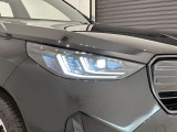 アダプティブLEDヘッドライトはステアリングを切った方向を照らします。