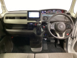 車内は光触媒抗菌消臭施工済です。インパネ周りはスタイリッシュなデザインで機能や装備も充実しています。グローブボックスやカップホルダーのほかにトレーなどたくさんの収納スペースが付いています。