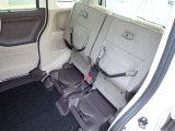 ◆チップアップ&ダイブダウン機構付【ULTR SEAT】は後席座面を左右分割で跳ね上げることができます。トランクで積載できない背の高い荷物をラクラク収納できます。ホンダ車ならではの人気装備です。