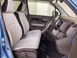 フロントシートはベンチシートです。ベンチシ―トは運転席と助手席の移動もスムーズ!狭い駐車場での乗り降りに便利です。シートの間にコンソールボックスやドリンクホルダーがないため、車内空間も広く感じます