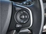 【アダプティブクルーズコントロール】ステアリングのスイッチを操作するとミリ波レーダーで先行車との距離を測定。設定を適切に保ちながら加速・減速、さらに停止まで自動に追従します。