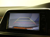 バックガイドモニター付き。車両後方の映像をナビ画面に表示し、駐車などの後退操作をサポートします。