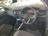 車に乗り込む際に見える景色です。分かりにくいかもしれませんが、ナビがちょっと運転席側に傾いており、走行中に視線を正面から離れない様に考えてデザインしております。