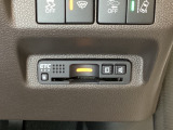 ハンドルの右下にETCがついています。高速道路の料金所の通過も楽々です!。 カードの取り出しもしやすい場所についています。