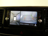 【全周囲モニター】車を上空から見下ろしたような映像をカーナビ画面に映し出し、車庫入れや縦列駐車をサポートしてくれます。