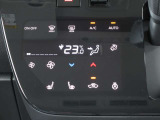 オートエアコンですので、車内を快適な空間に出来ます♪   操作はタッチパネル式ですので爪の長い方でも安心して操作して頂けます!