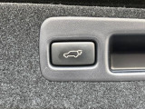 【パワーバックドア】スマートキーや運転席のボタンを押すだけでリアゲートが自動で開閉します!荷物を持っている時や、高い位置にあるバックドアを閉める際に便利な機能です♪