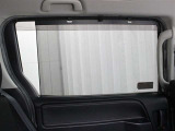スライドドアに収納式のサンシェードを装備しています。
