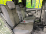後部座席も気になるようなキズ・汚れやへたり等、大きなダメージはなく、良好な状態です。