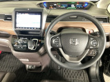 【ハンドル】運転にかかわる様々な操作を安全に行えるように視点移動が少なく操作性に配慮されたスイッチ類が凝縮されたコックピットです。
