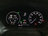 ハイブリット車専用のメーターです。右側の大型スピードメーターに加え、ステアリングスイッチを使って左のマルチインフォメーション・ディスプレイで燃費や動力伝達などの情報が見れるようになっています。