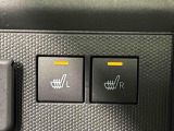 寒い日のドライブを快適にする運転席&助手席シートヒーターが付いてます。その隣にはアクセサリーソケット(12V/120W)も装備されています。