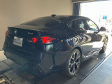 【BMWの伝統-3】BMWのお車は、&ldquo;駆け抜ける歓び&rdquo;を体現しております。走行の安定性とコーナリングの良さを追求し、思い通りにハンドルの操作可能です。