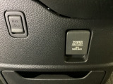 アクセサリーソケットはUSBのアダプターなどをつければ、スマホの充電にも使えます。周辺には物が置けるボックスがついています。