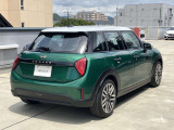 後ろからみても直ぐにMINIだとわかる丸みを帯びたデザインでございます。