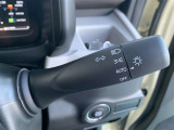 周囲の明るさに応じて自動でヘッドライトの点灯・消灯が出来る機能です。トンネル通過時にライトの付け忘れ・消し忘れが無くなり雨の日や夕方の走行も安心・安全ですね♪