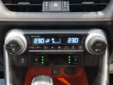 左右独立温度コントロールフルオートエアコンです。運転席、助手席それぞれで独立して温度設定ができます。冷え性の方が乗っても安心ですね♪