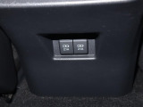 充電用USB端子付き。スマートフォンなどの充電に便利です。
