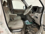 ベンチシート形状で足元も含め広々ゆったり座っていただけます。運転席側に装備してますセンターコンソールボックスを利用頂くとセパレートしてリラックス、ベンチにして開放的に2タイプお好みに合わせ使えます。
