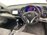 車内は光触媒抗菌消臭施工済です。スタイリッシュなデザインでスポーティなインパネ周りを演出します。グローブボックスやカップホルダーのほかにトレーなどたくさんの収納スペースが付いています。