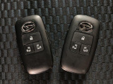 電子カードキーを携帯していれば、ドアハンドルやバックドアのリクエストスィッチを押すだけでドアの施錠、開錠が行えます。電子カードキーがないとエンジンが始動しない、盗難防止に役立つイモビライザー機能付