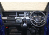 操作性に優れた運転席となります!小物入れや各ボタンの配置にこだわり、使いやすいです!座り心地もよく視認性も良好なのでロングドライブもお任せ下さい!