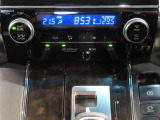 左右独立温度コントロールフルオートエアコンです。運転席、助手席それぞれで独立して温度設定ができます。冷え性の方が乗っても安心ですね♪