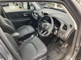 Jeepのタフさが伝わってくる太めのステアリングになっております。