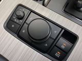 「MAZDAコネクト」コマンダー部 手元を見ることなく操作出来るように左手を自然に降ろした位置に設置。シンプルで使いやすく、機能を覚えやすいボタン配置になっています。