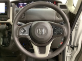 ハンドルにHondaセンシング系のクルーズコントロールやレーンキープアシストなどのスイッチと、オーディオの操作スイッチが装備されています。ハンドルから手を離さず安全に操作できます。