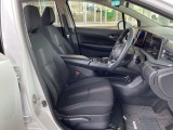 運転のしやすさや、乗り降りにも配慮した運転席
