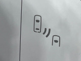 【ブラインドスポットモニター】走行中、ドアミラーの死角になりやすい箇所に後続車が接近するとサイドミラーのレンズに警告を表示!ドライバーに注意喚起をしてくれます。