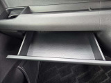 助手席の前には、ボックスティッシュが入る収納スペースがあります
