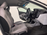 高いサポート性とフィット感を考えたスポーツシートですが、女性でも運転がしやすいようにシートの高さ調整機能(シートリフター)などもついており、ラグジュアリー感も合わせたシートです。