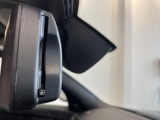 【ルームミラー一体型ETC】BMWといえばルームミラー一体型のETC。ドライバーから差し込めるかたちになっておりますので、差し忘れの際も慌てずにご利用いただけます。