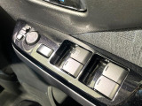【電動格納ミラー】サイドミラーは電動格納式となっており、狭い駐車場でもキズがつくリスクを抑えられます。